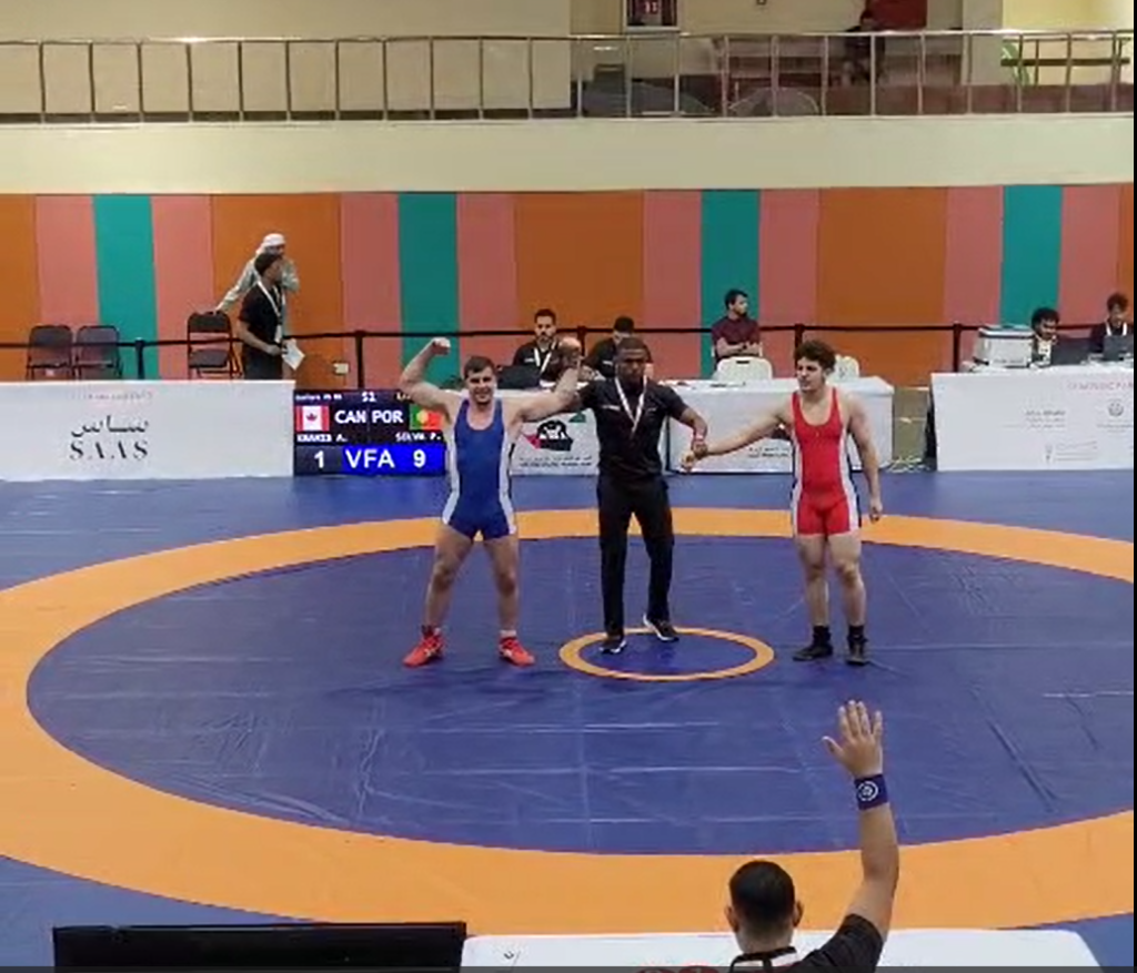 Athlete returning to wrestling competition after 15 years, competing in three intense matches that symbolize experience, identity and personal evolution.