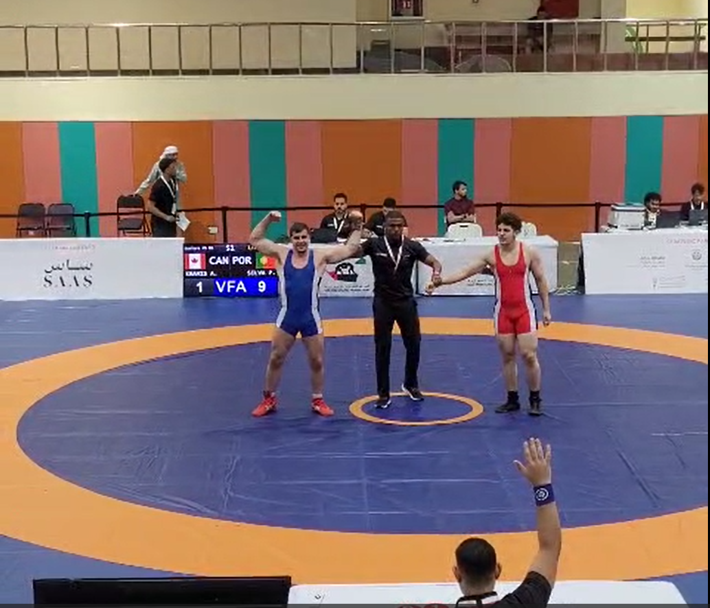 Athlete returning to wrestling competition after 15 years, competing in three intense matches that symbolize experience, identity and personal evolution.